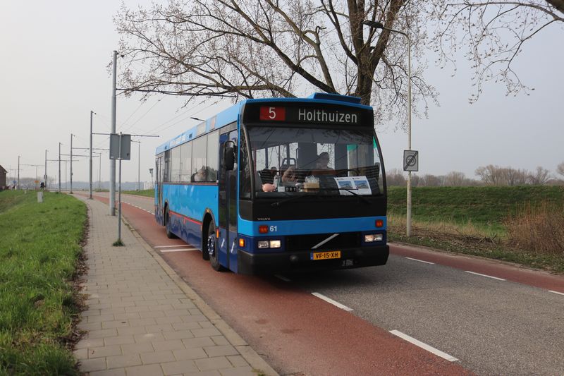Rondrit met museumbussen door Arnhem